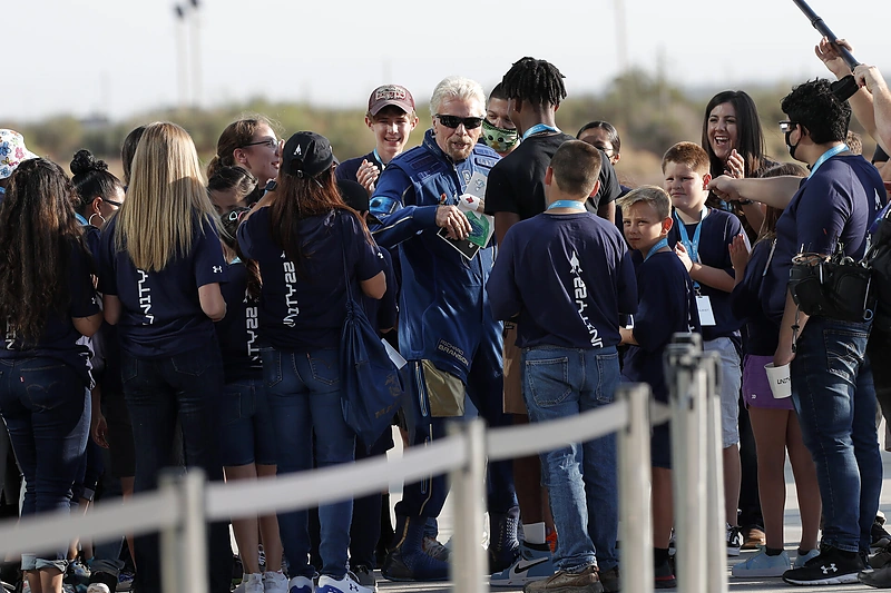 R.Bransonas su įgula ruošiasi skrydžiui į kosmosą / „Scanpix“ nuotr.