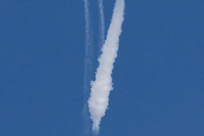 Richardas Bransonas sėkmingai grįžo į Žemę po kelionės į kosmosą ervėlaiviu „Virgin Galactic“ / Scanpix nuotr.