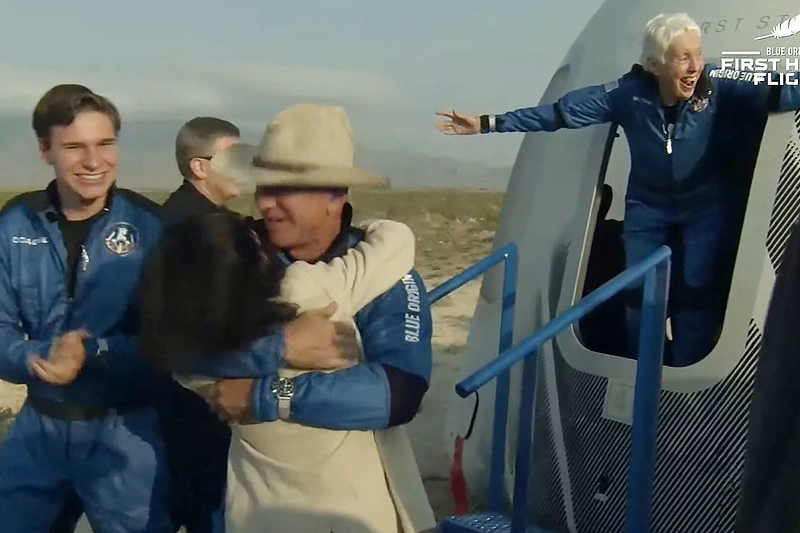 Jeffas Bezosas dalyvavo sėkmingame „Blue Origin“ raketos pirmajame pilotuojamame skrydyje / Scanpix nuotr.