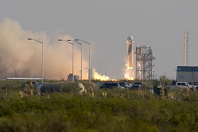 Jeffas Bezosas dalyvavo sėkmingame „Blue Origin“ raketos pirmajame pilotuojamame skrydyje / Scanpix nuotr.