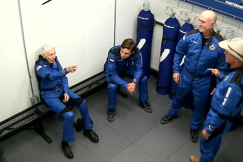 Jeffas Bezosas su įgula ruošiasi skrydžiui į kosmosą / Scanpix nuotr.