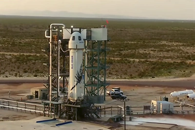 Jeffas Bezosas su įgula ruošiasi skrydžiui į kosmosą / Scanpix nuotr.