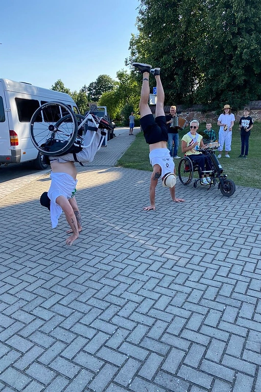 „Draugystė veža“ komandos „Mums pakeliui“ kelionės per Lietuvą akimirka