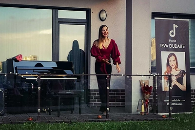 Ieva Dūdaitė surengė koncertą iš savo namų terasos / Asmeninio albumo nuotr.