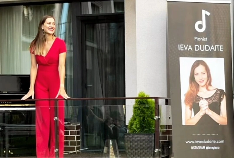 Ieva Dūdaitė surengė koncertą iš savo namų terasos / Asmeninio albumo nuotr.