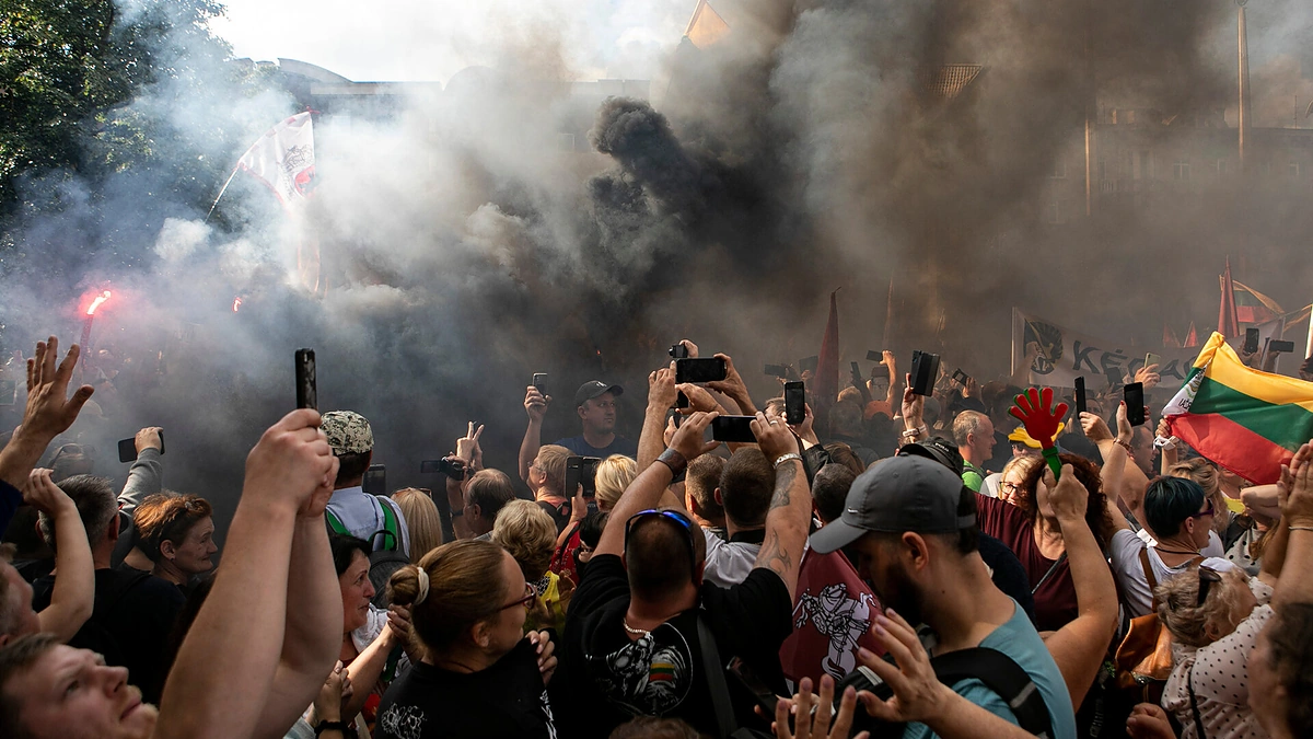 Mitingas prie Seimo prieš valdžios sprendimus dėl pandemijos valdymo / Pauliaus Peleckio / „ŽMONĖS Foto“ nuotr.