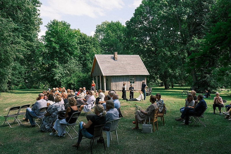 „Toks jausmas, tartum važiuočiau namo“ premjeros metu žiūrovai rinkosi prie Užvenčio dvaro parke esančio buvusio bitininko namelio / A.Morozovo nuotr.