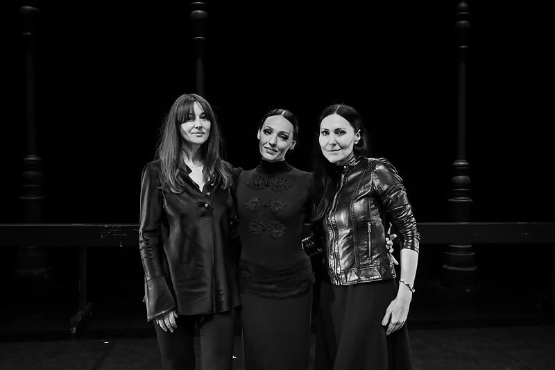 Aktorė Monica Bellucci, spektaklio „Ana Karenina“ režisierė Anželika Cholina ir Beata Molytė