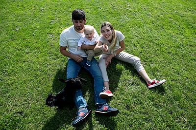 Aida ir Barintas Čepukaičiai su sūnumi Giriumi / Pauliaus Peleckio / „ŽMONĖS Foto“ nuotr.