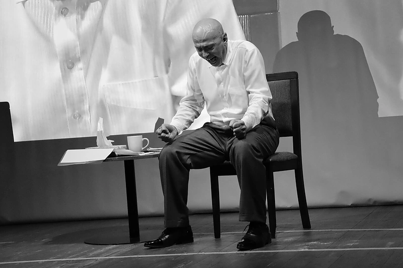 Valentinas Kirejevas spektaklyje „Ką/Stingas“ / VMT archyvo nuotr.