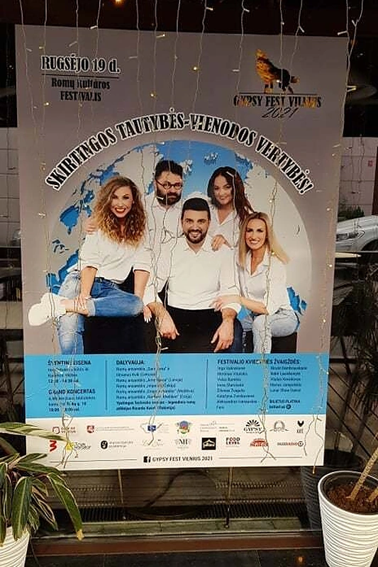Reklaminis plakatas „Skirtingos tautybės, vienodos vertybės“