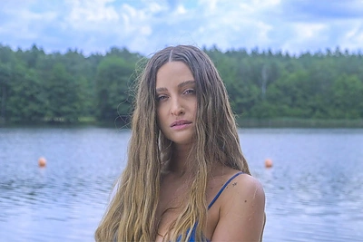 Atlikėja Gintarė Korsakaitė pristato vaizdo klipą „Išdalinau“ – prabilo apie naują gyvenimo etapą