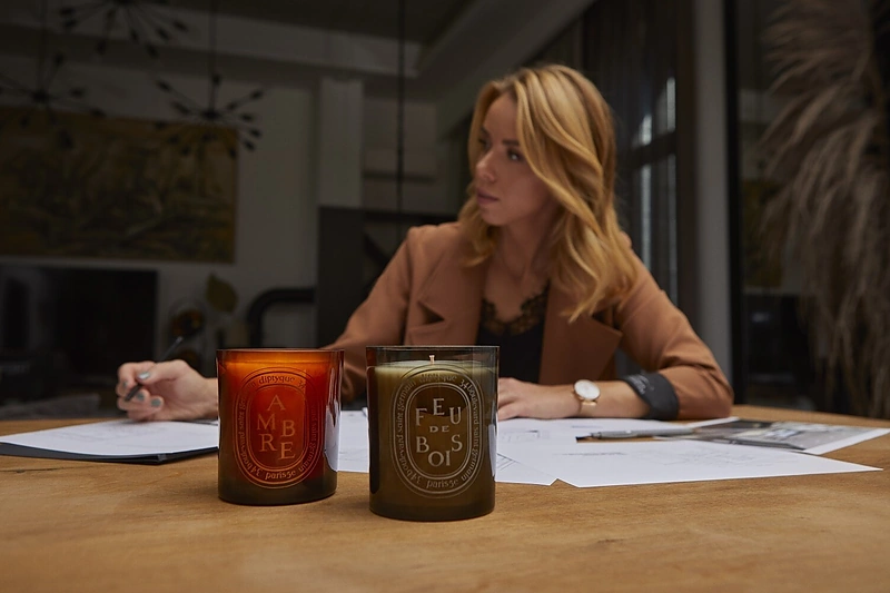 DIPTYQUE „Ambre“ ir „Feu de Bois“ kvapiosios žvakės, cremedelacreme.shop