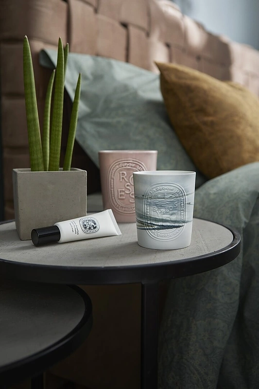 DIPTYQUE „Byblos“, „Roses“ kvapiosios žvakės ir „Fleur De Peau“ rankų kremas, cremedelacreme.shop