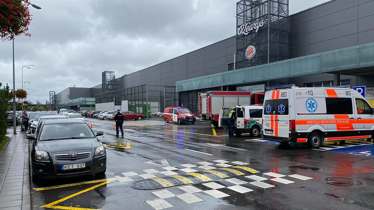 Vilniaus „Akropolyje“ pranešta apie galimą sprogmenį, evakuojami žmonės / 15min nuotr.