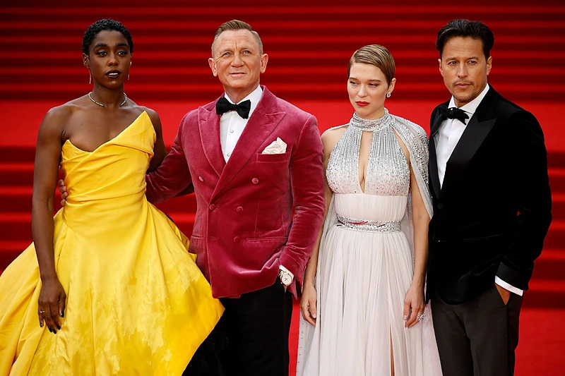 Aktoriai Lashana Lynch, Danielis Craigas, Lea Seydoux ir filmo režisierius Cary Fukunaga/ „Scanpix“ nuotr.