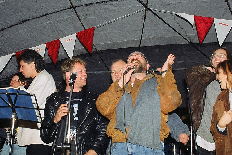 Gytis Paškevičius ir Vytautas Kernagis festivalyje „Benai, plaukiam į Nidą!“ 1996 m. / K.Vanago nuotr.