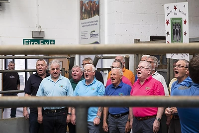 „Dainuojantys vyrai“