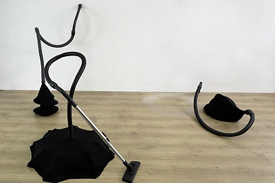 Domo Ignatavičiaus instaliacija „Siurbantys“, 2021 m. / Paroda „Takas“