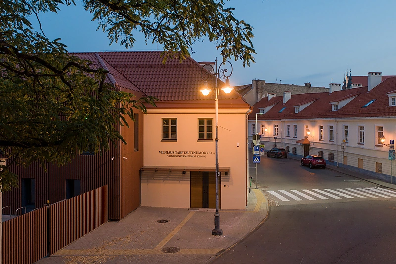 Įėjimas į mokyklą be slenksčio ir laiptų, taktiliniai vedimo takai / A.Slapikaitės nuotr.