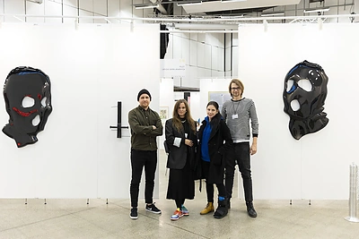 Rinktinė žiūrovų galerija PILOT šalia savo stendo „ArtVilnius“ mugėje / Mariaus Žičiaus nuotr.