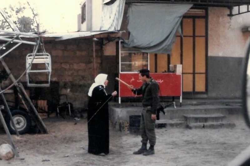 Kadras iš filmo „Pirmieji 54 metai: glaustas karinės okupacijos vadovas“