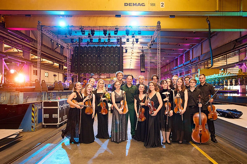 Martynas Levickis ir „Mikroorkéstra“ kamerinis ansamblis / Oliverio Borcherto nuotr.