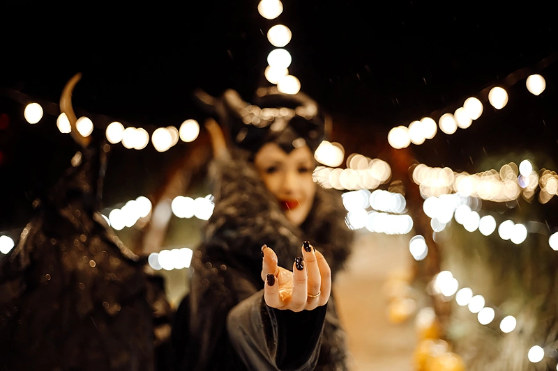 Maleficentos kostiumu pasipuošusi Indra Simėnė Helovino miestelyje Kirkiluose