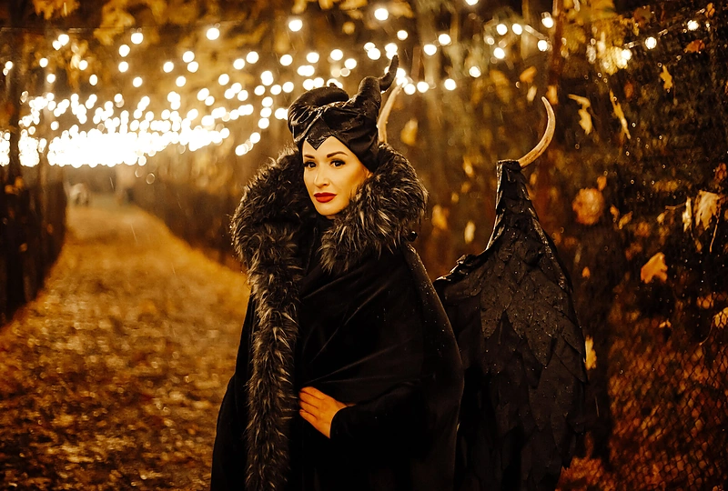 Maleficentos kostiumu pasipuošusi Indra Simėnė Helovino miestelyje Kirkiluose