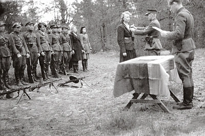 Sofijos Budėnaitės-Ramunės apdovanojimo ceremonija iš 1948 m. kovo 23-25 dienomis vykusio Kazimieraičio Rinktinės DLK Vytauto grupės sąskrydžio