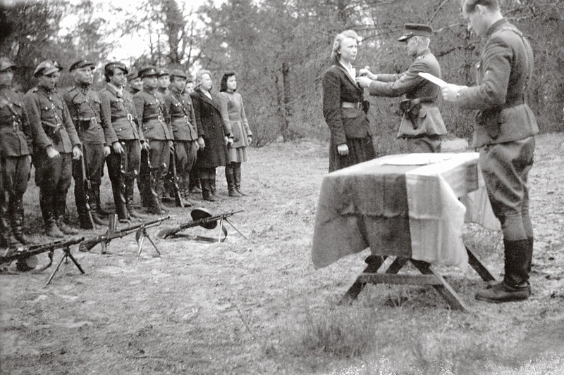 Sofijos Budėnaitės-Ramunės apdovanojimo ceremonija iš 1948 m. kovo 23-25 dienomis vykusio Kazimieraičio Rinktinės DLK Vytauto grupės sąskrydžio