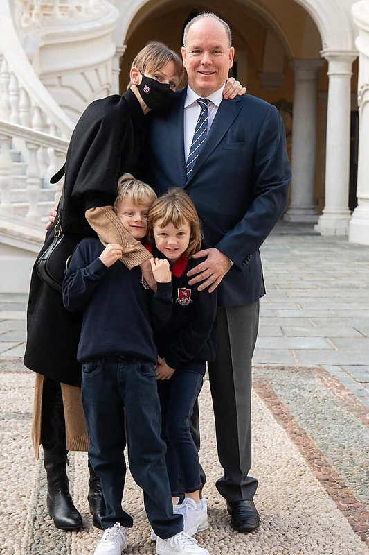 Princesė Charlene su vyru ir vaikais – princu Jacques’u ir princese Gabriella / Scanpix nuotrauka