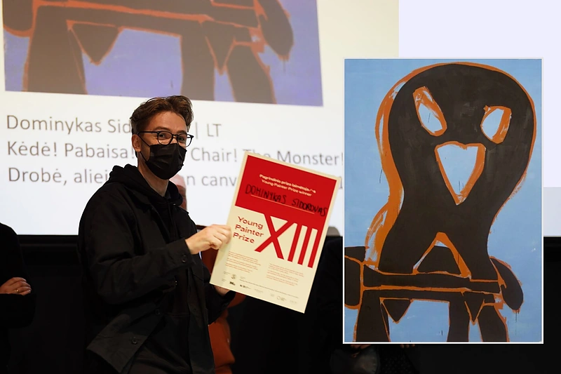 Dominykas Sidorovas ir jo kūrinys „Kėdė pabaisa“ / Ryčio Šeškaičio nuotr.