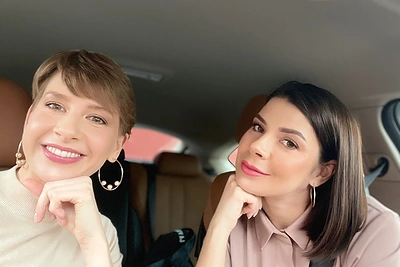 Karolina Liukaitytė su sese Simona / Asmeninio albumo nuotr.