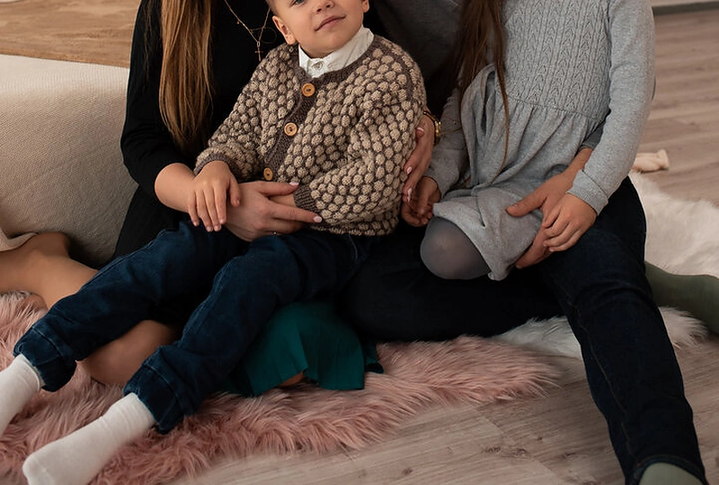 Ineta Puzaraitė-Žvagulienė ir Ąžuolas Žvagulis su vaikais Bernardu ir Barbora / „Kami Photography“ nuotr.