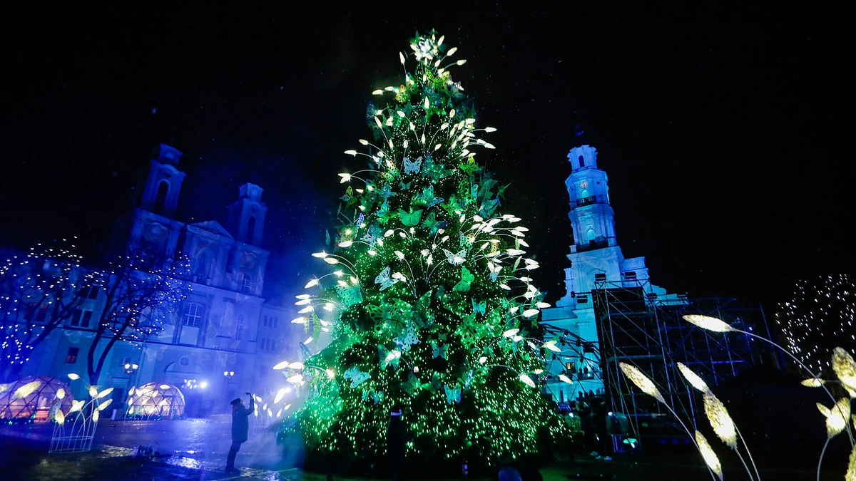 Drugeliais „plazdanti“ Kauno Kalėdų eglė / Teodoro Biliūno nuotr.