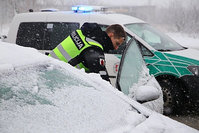 Vilniuje susidūrė trys automobiliai: žmonės nenukentėjo, bet sutriko eismas