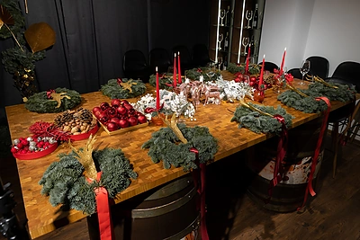 Advento vainikų dirbtuvėse – žinomos mamos su dukromis / Dariaus Kučio nuotr.