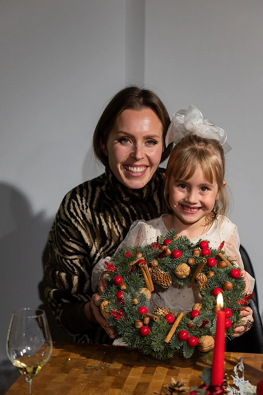Advento vainikų dirbtuvėse – žinomos mamos su dukromis / Dariaus Kučio nuotr.
