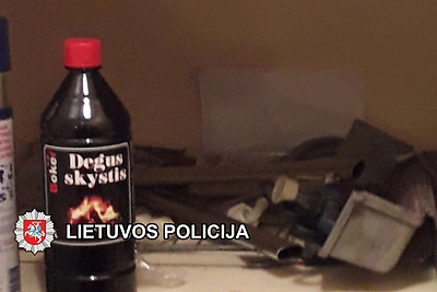 Vilniuje rastas neaiškios kilmės skysčiu apipiltas automobilis