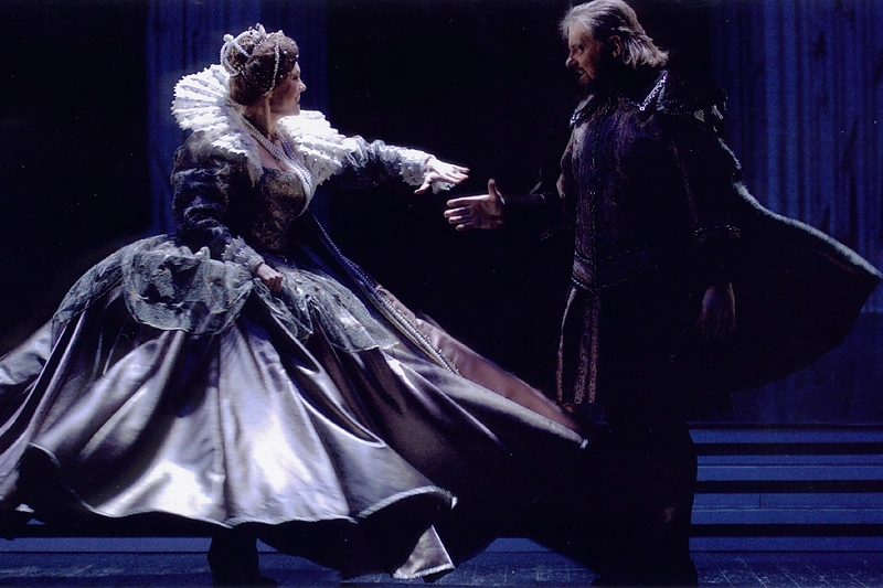 Vytautas Rumšas – Robertas Dadlis, Dalia Michelevičiūtė – karalienė Elžbieta. „Marija Stiuart“, rež. Jonas Vaitkus, 2004 / D.Matvejevo nuotr.