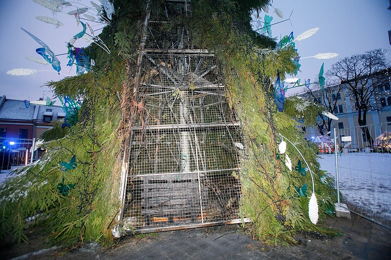 Kauno Kalėdų eglutė po padegimo / Eriko Ovčarenko nuotr.