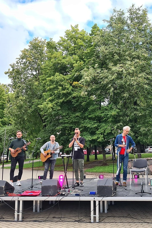 Grupė „Knygų vaikai“ Purpurinio vakaro festivalyje / Asmeninio albumo nuotr.