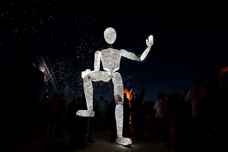 DUNDU kūrinys „The Giant of Light“
