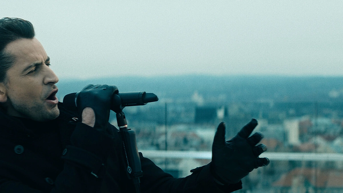 Alanas Chošnau / Kadras iš klipo „Širdis“