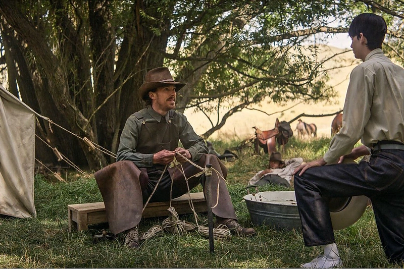 Benedictas Cumberbatchas ir Kodi Smitas-McPhee filme „Šuns galia“ / Vida Press nuotrauka