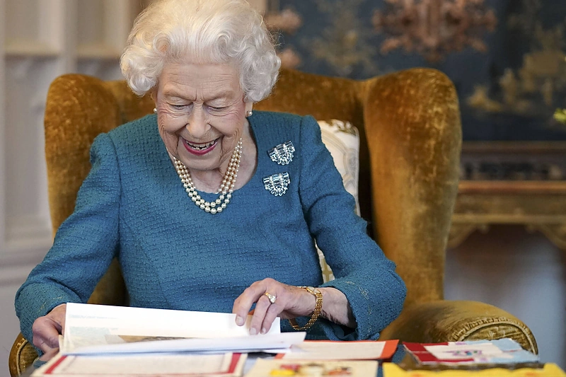 Elizabeth II apžiūri vaikų suvenyrus ir dovanėles, gautus įvairių jubiliejų proga / Scanpix nuotr.