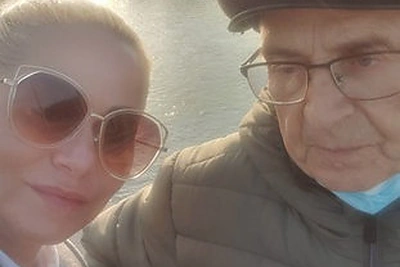 Vaida Genytė su tėčiu ant tilto / Asmeninio albumo nuotr.