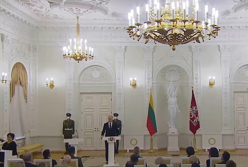 Prezidentas Gitanas Nausėda Vasario 16-ąją prezidentūroje pakvietė dukart sugiedoti himną / Stop kadras