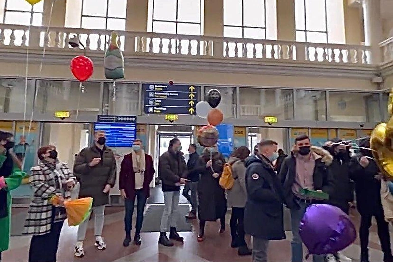 Merūnas Vitulskis sulaukė draugų staigmenos oro uoste / Stopkadrai